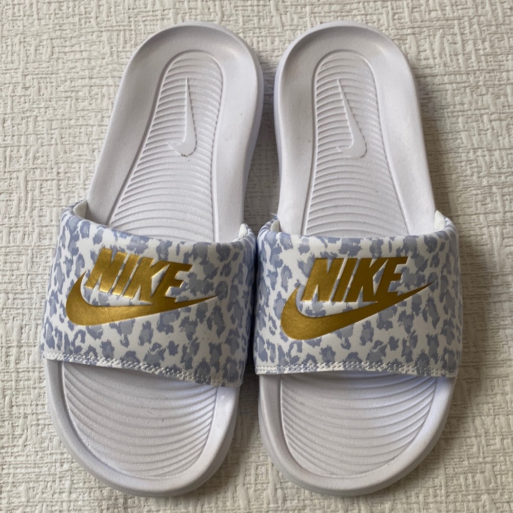 Size 7 Nike sport slides